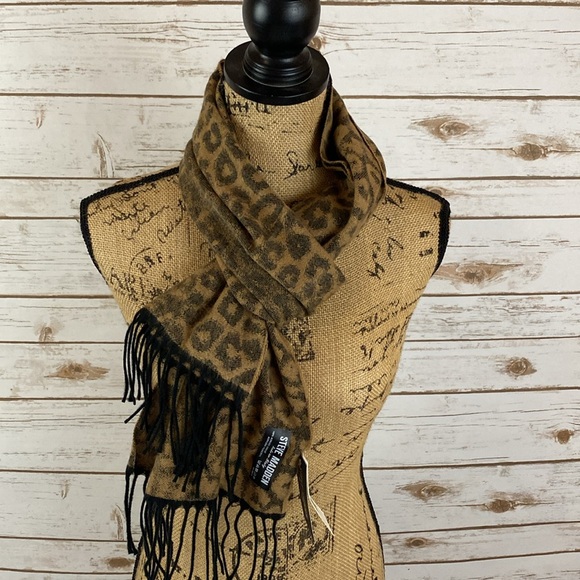 NWT Steve Madden Mid-Weight Leopard Print Muffler Scarf - Picture 3 of 7